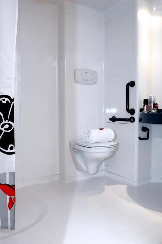 Foto del baño de Fasthotel Lens Noyelles Godault