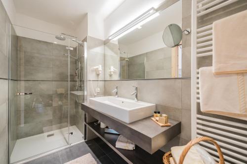 Foto del baño de Hotel Dolomitenhof &amp;amp; Chalet Alte Post
