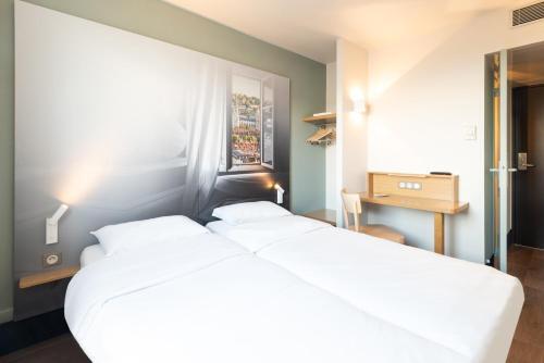 Foto de una habitación de B&amp;amp;B Hôtel Evreux
