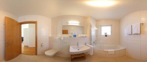 Bathroom – Apart Mountain Lodge Mayrhofen