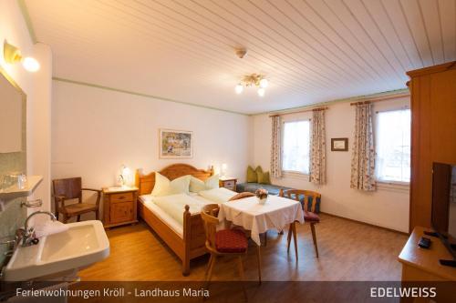 Room – Ferienwohnungen Kröll - Appartements Viktoria und Landhaus Maria