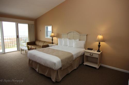 Room – Pointes North Beachfront Resort Hotel
