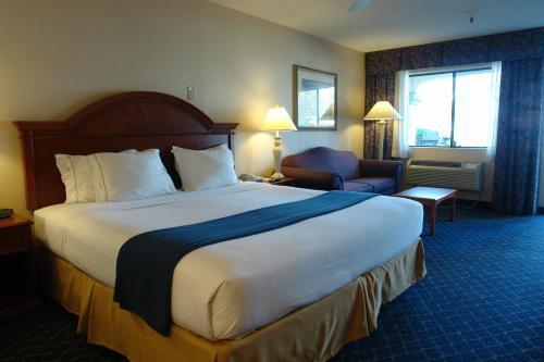 Room – Hotel Quality Inn Santa Nella on I-5