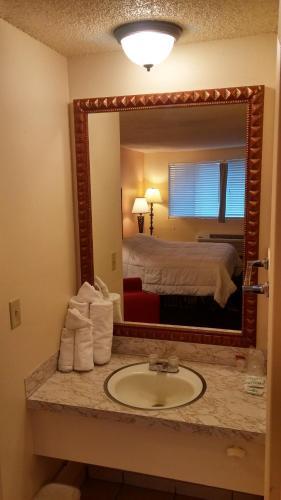 Bathroom – Motel Grays Harbor Inn &amp;amp; Suites
