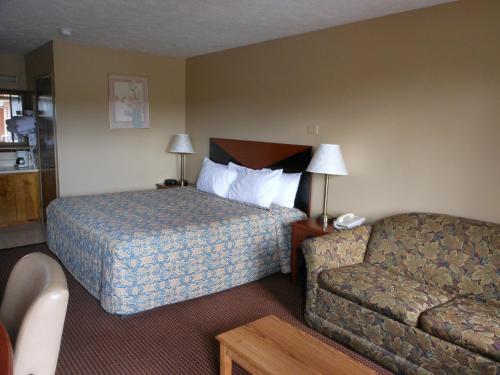 Room – Motel McClellan Inn