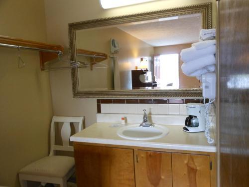 Room – Motel McClellan Inn