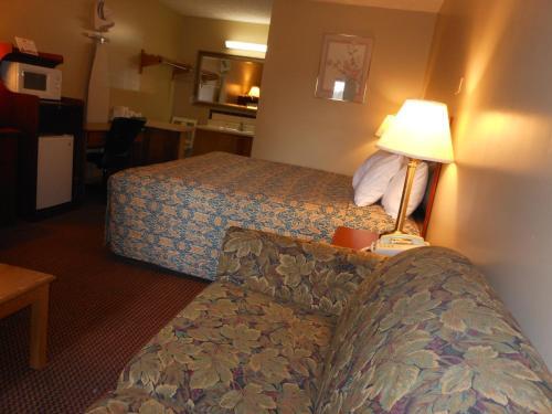 Room – Motel McClellan Inn