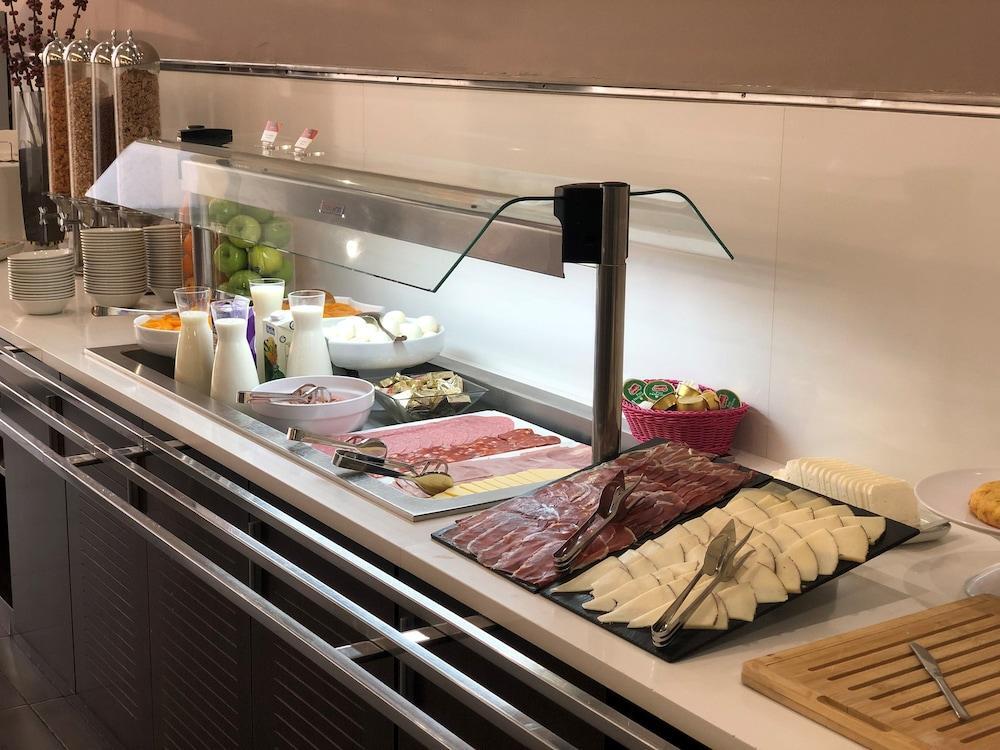 Foto de restauración de Holiday Inn Express Vitoria, an IHG Hotel