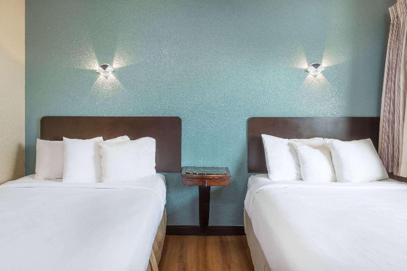 Foto de una habitación de Hotel Travelodge by Wyndham Oceanside
