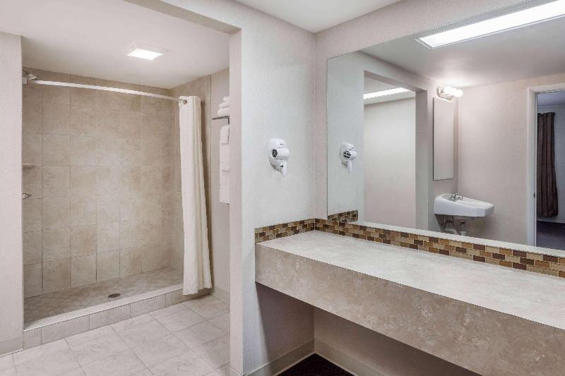 Foto de una habitación de Hotel Howard Johnson by Wyndham Traverse City