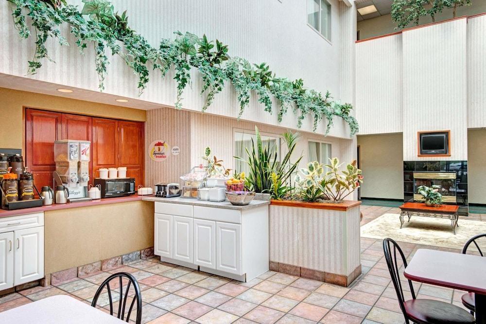 Foto de restauración de Hotel Super 8 by Wyndham Brockton