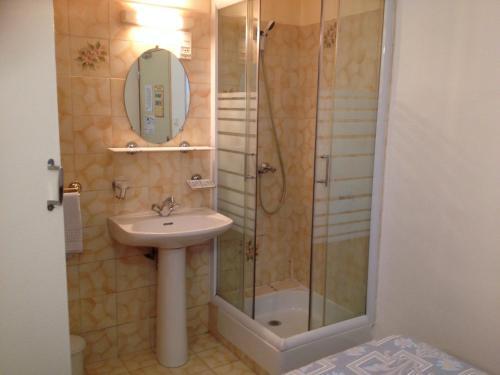 Foto del baño de Au Nouvel Hôtel