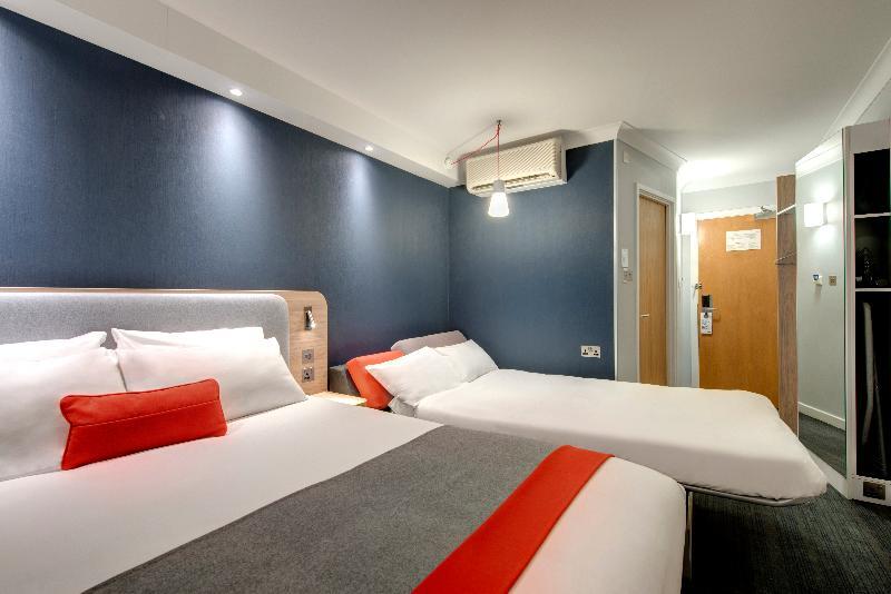 Foto de una habitación de Holiday Inn Express Milton Keynes, an IHG Hotel