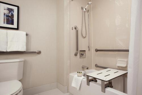 Foto del baño de DoubleTree by Hilton Hotel Boston - Downtown