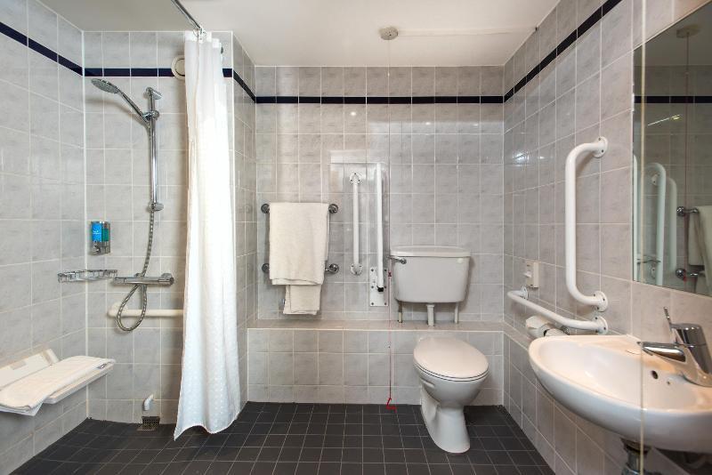 Bathroom – Holiday Inn Express London - Dartford, an IHG Hotel