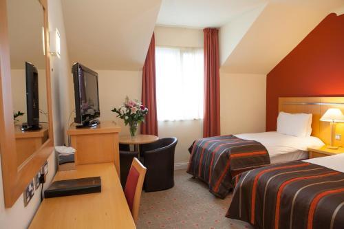 Foto de una habitación de Lahinch Coast Hotel and Suites