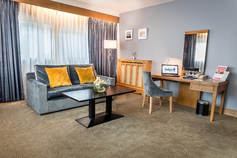 Foto de una habitación de Radisson BLU Hotel &amp;amp; Spa, Little Island Cork