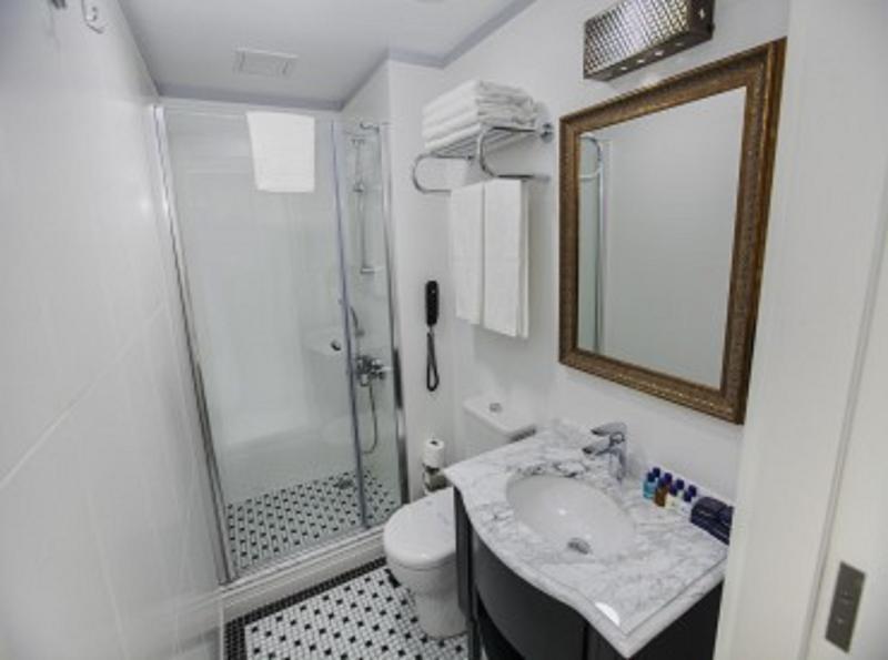 Foto del baño de Raymond Blue Hotel