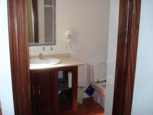 Foto del baño de Apartamentos y Bungalows Finca Colón