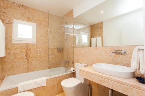 Foto del baño de Apartamentos Casas da Baixa - Jules &amp;amp; Madeleine
