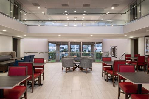 Foto de restauración de Holiday Inn Express San Francisco Airport South, an IHG Hotel