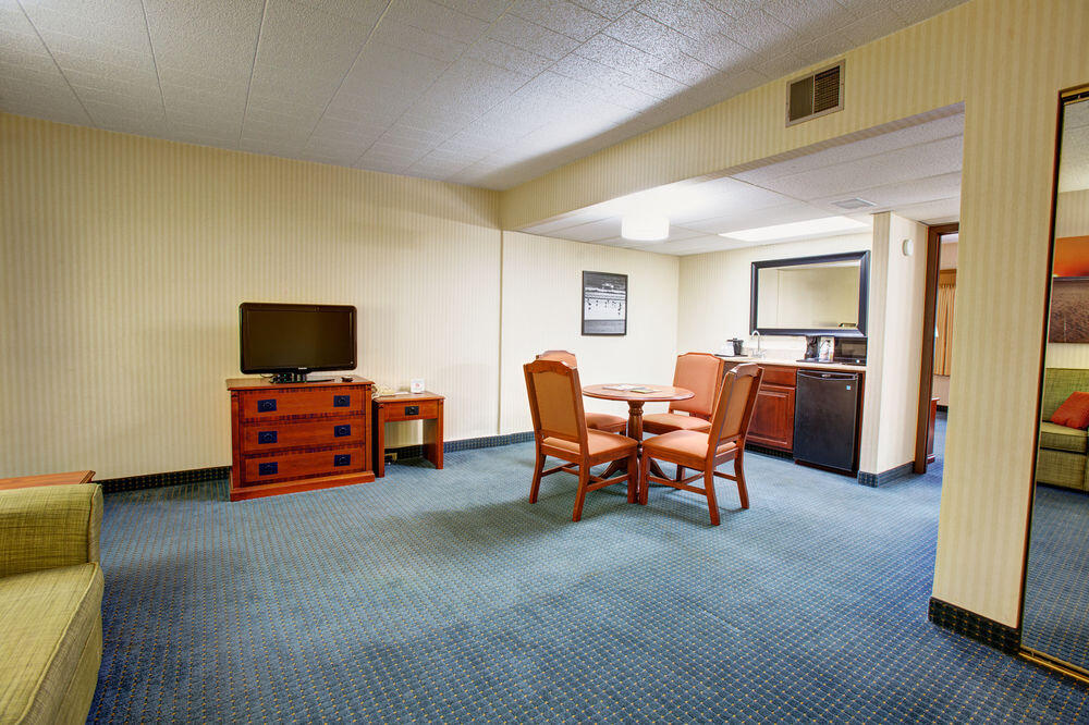 Photo – Hotel Country Inn &amp;amp; Suites by Radisson, Traverse City, MI