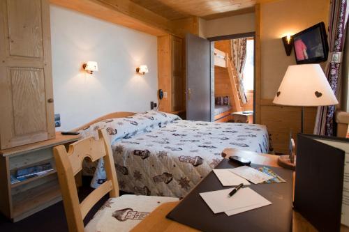 Foto de una habitación de Logis Hotel &amp;amp; Spa Beau-Site
