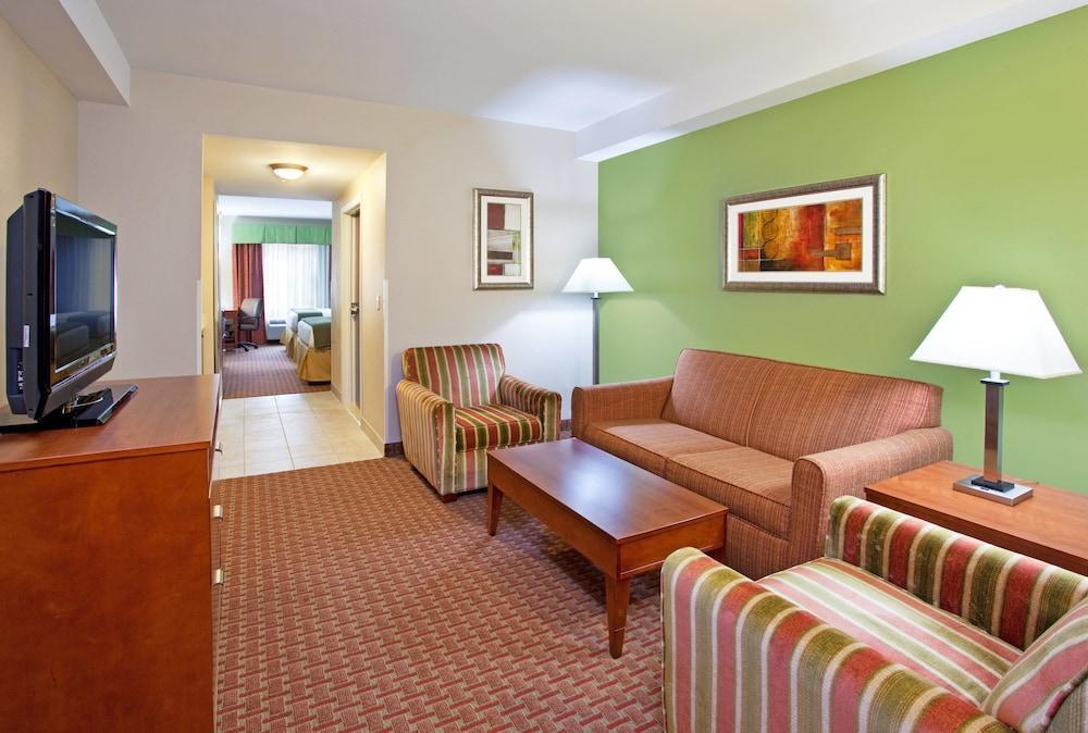 Foto de una habitación de Holiday Inn Express &amp;amp; Suites Niagara Falls, an IHG Hotel