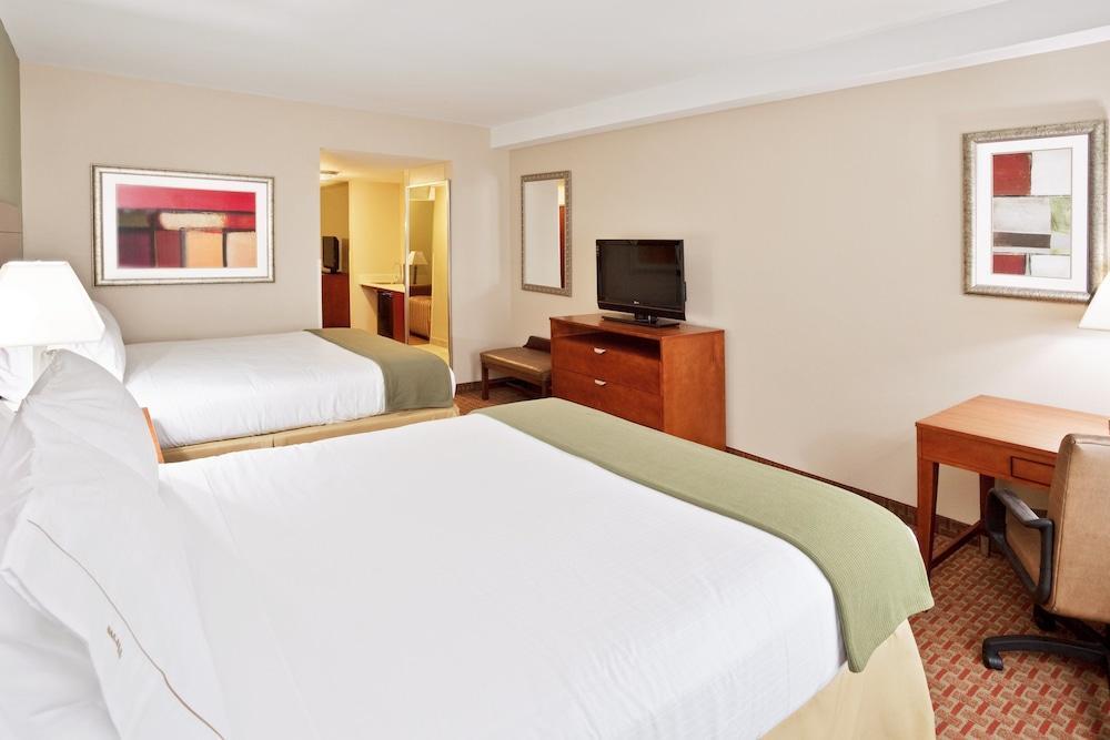 Foto de una habitación de Holiday Inn Express &amp;amp; Suites Niagara Falls, an IHG Hotel