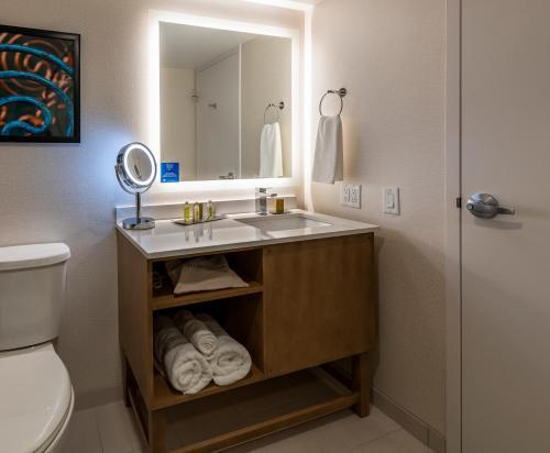 Foto del baño de Hotel Doubletree By Hilton Madison East