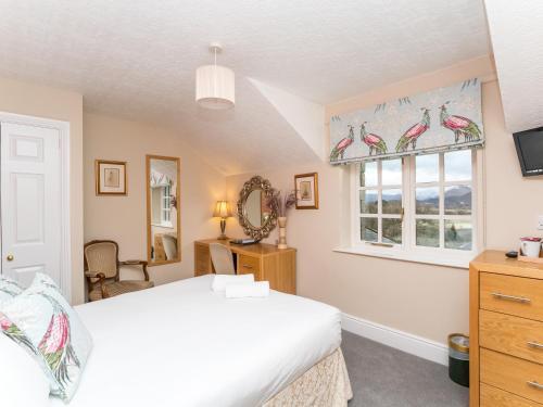 Room – Lyzzick Hall Hotel