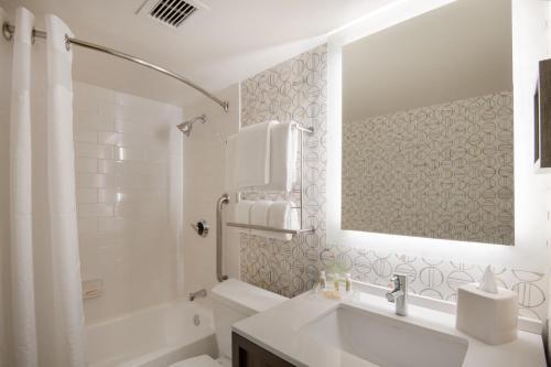 Foto de una habitación de Holiday Inn Denver East, an IHG Hotel
