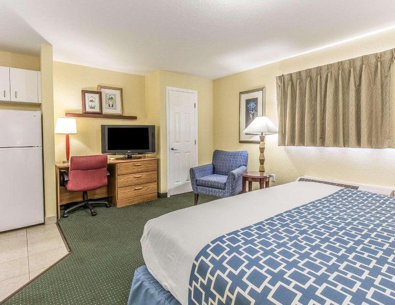 Room – Suburban Extended Stay Hotel Fort Myers Cape Coral