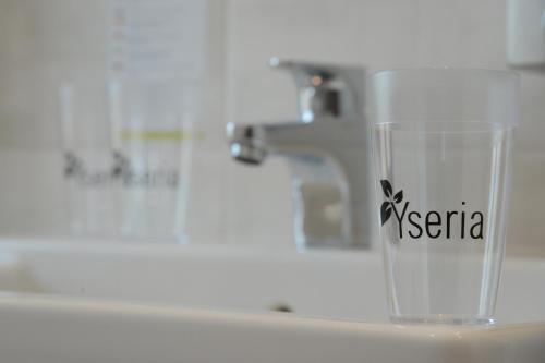 Foto de una habitación de Yseria Hôtel