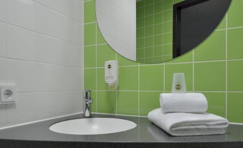 Foto de una habitación de B&amp;amp;B Hotel Offenburg