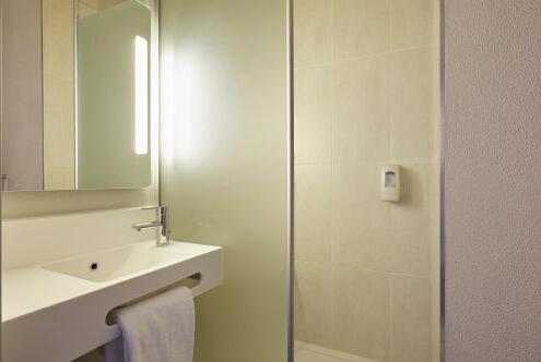 Foto de una habitación de B&amp;amp;B Hôtel Lille Roubaix Campus Gare