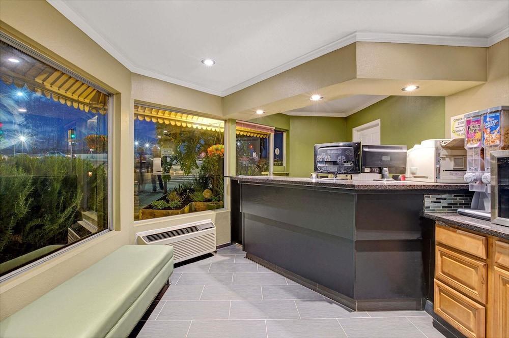 Foto general de Hotel Super 8 by Wyndham Santa Cruz/Beach Boardwalk East