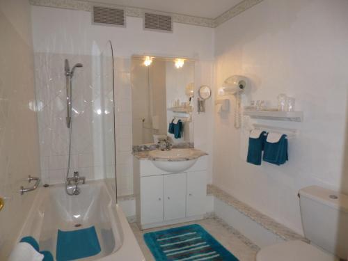 Foto de una habitación de Hotel Le Saint-Yves