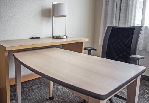 Foto de una habitación de Hotel Courtyard by Marriott Columbus Downtown