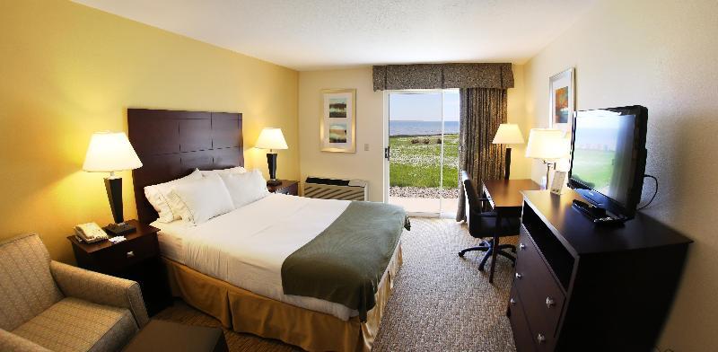 Room – Holiday Inn Express Lake Front - St Ignace, an IHG Hotel