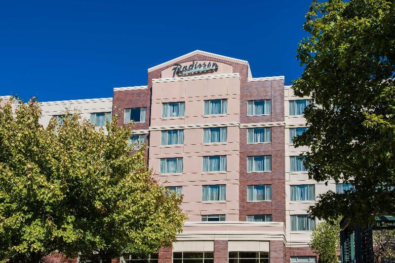 Photo – Hotel Radisson On John Deere Commons Moline