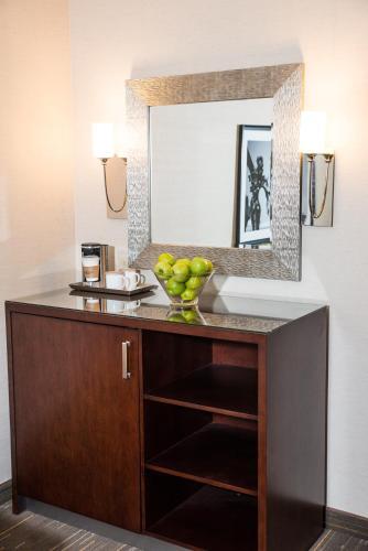 Room – Hotel Radisson On John Deere Commons Moline