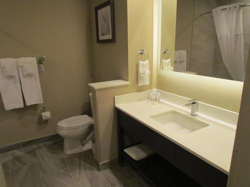 Foto de una habitación de Hotel Days Inn &amp;amp; Suites by Wyndham Airdrie