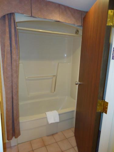 Room – Hotel Fredericton Inn