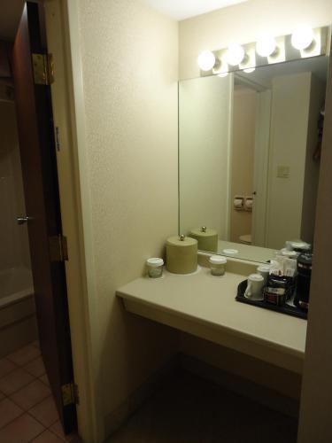 Room – Hotel Fredericton Inn