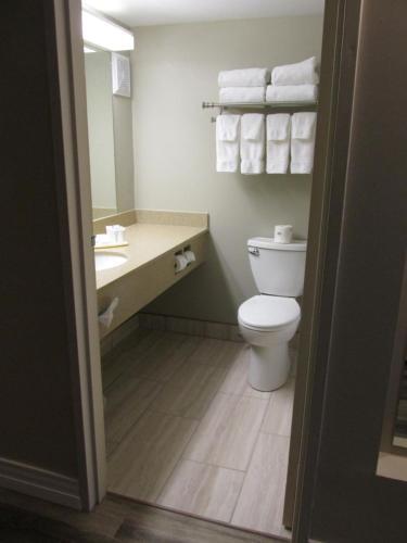 Room – Hotel Fredericton Inn