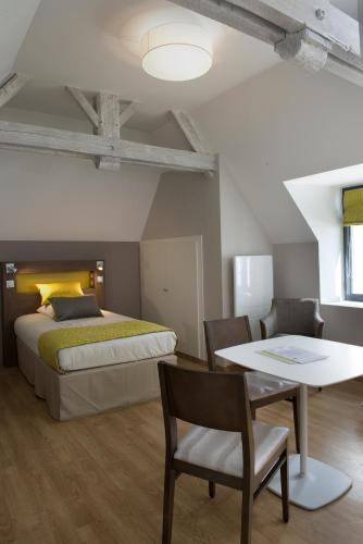 Foto de una habitación de Aparthotel Domitys Le Château des Plans