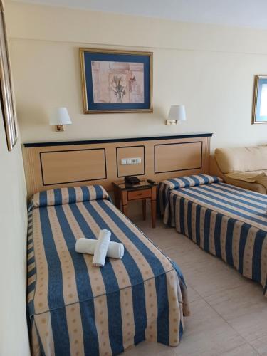 Foto de una habitación de Alquileres Vacacionales Primera línea de playa y vista al mar en Pyr Fuengirola Estudio