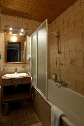 Foto de una habitación de Hotel aux Deux Clefs