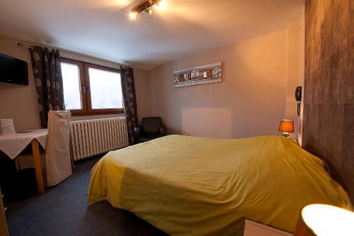 Foto de una habitación de Hotel aux Deux Clefs